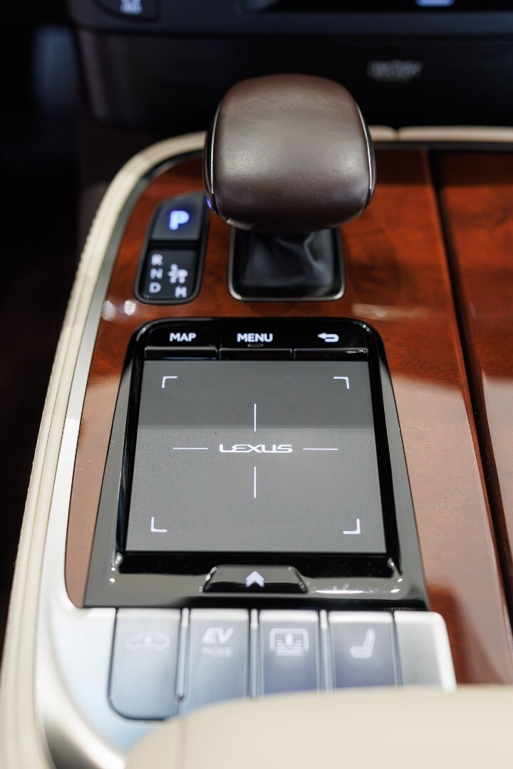 Lexus LS